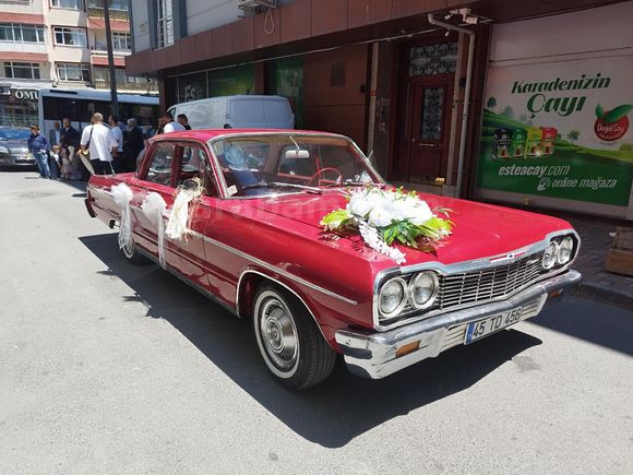 FİLM DİZİ DÜĞÜNLERE ŞOFÖRLÜ KİRALIK 1964 MODEL KIRMIZI IMPALA