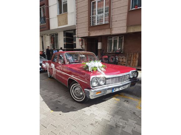 FİLM DİZİ DÜĞÜNLERE ŞOFÖRLÜ KİRALIK 1964 MODEL KIRMIZI IMPALA
