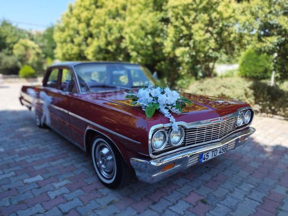 FİLM DİZİ DÜĞÜNLERE ŞOFÖRLÜ KİRALIK 1964 MODEL KIRMIZI IMPALA