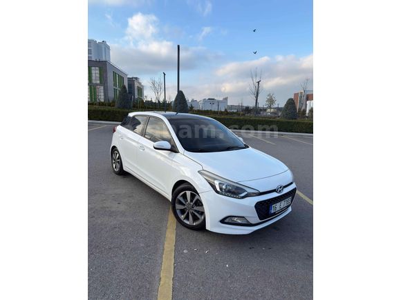 Sahibinden Hyundai i20 1.4 CRDi Style 2015 Model  230.000 km Beyaz