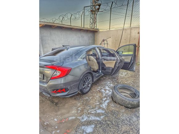 Hatasız boyasız Sahibinden Honda Civic 1.6i VTEC Eco Elegance 2020 tüm bakımları şanzuman yağı dahil değşşti yapıldı. muayene yeni