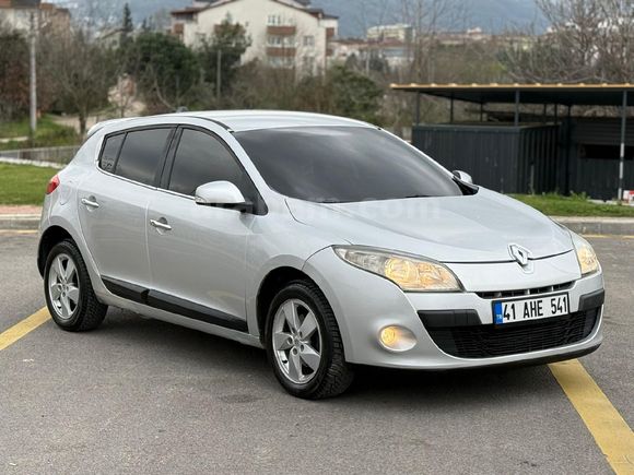 Sahibinden Renault Megane 1.5 dCi Expression 2012 Model  228.000 km Gri (Gümüş)