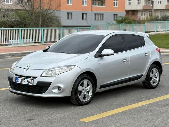 Sahibinden Renault Megane 1.5 dCi Expression 2012 Model  228.000 km Gri (Gümüş)