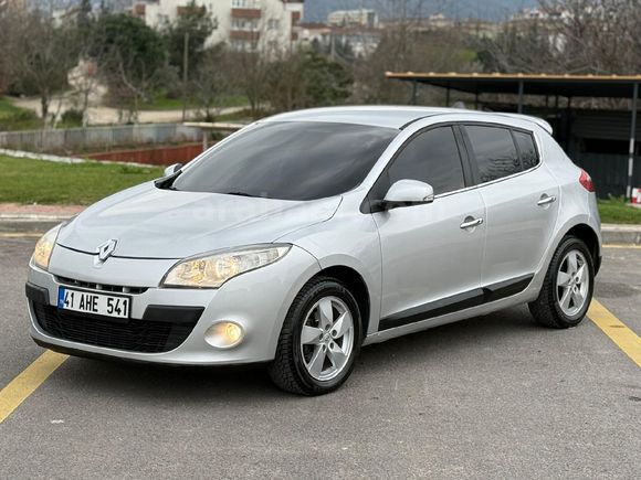 Sahibinden Renault Megane 1.5 dCi Expression 2012 Model  228.000 km Gri (Gümüş)