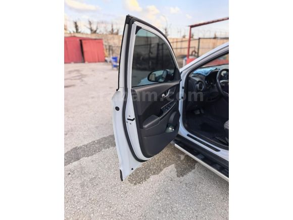 HYUNDAİ KONA Sahibinden Hyundai Kona 1.6 CRDI Smart 2020 Model  95.000 km Beyaz