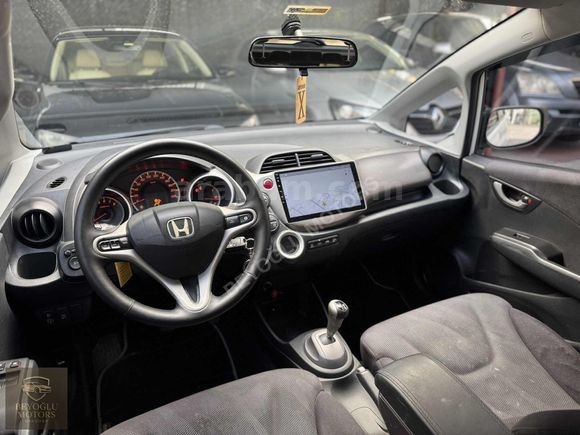 BEYOĞLU MOTORS ÜSKÜDAR'DAN OTOMATİK HONDA JAZZ AİLE ARACI...