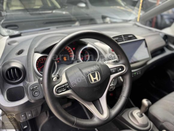 BEYOĞLU MOTORS ÜSKÜDAR'DAN OTOMATİK HONDA JAZZ AİLE ARACI...