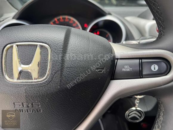 BEYOĞLU MOTORS ÜSKÜDAR'DAN OTOMATİK HONDA JAZZ AİLE ARACI...