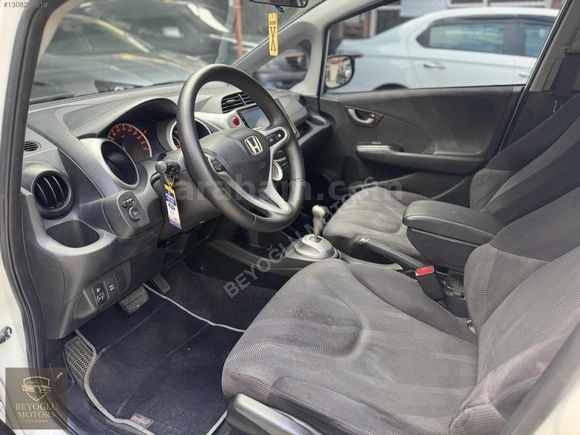 BEYOĞLU MOTORS ÜSKÜDAR'DAN OTOMATİK HONDA JAZZ AİLE ARACI...