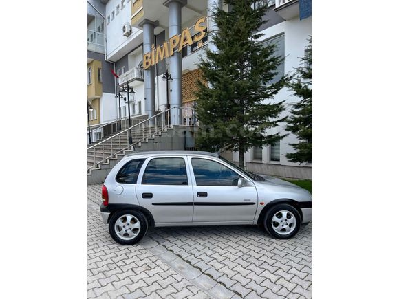 Galeriden Opel Corsa 1.4 100.Yıl 2000 Model Kütahya