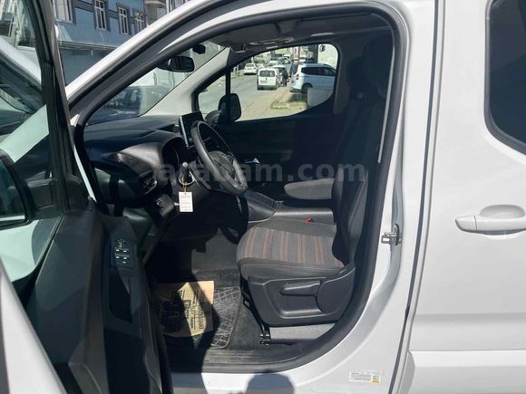 Galeriden Opel Combo 1.5 CDTI Ultimate 2024 Model İstanbul