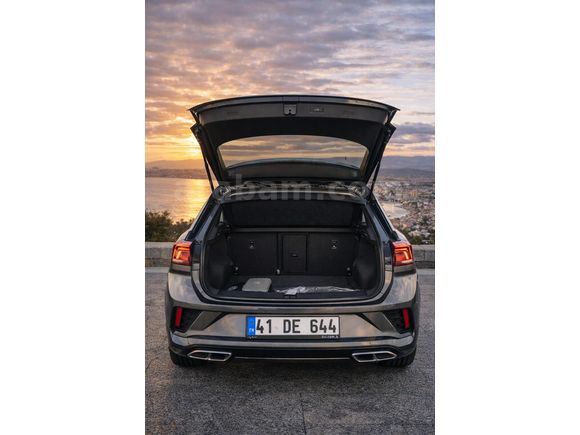 Sahibinden Volkswagen T-Roc 1.5 TSI R-Line 2025 Model  6.100 km Gri (Gümüş)