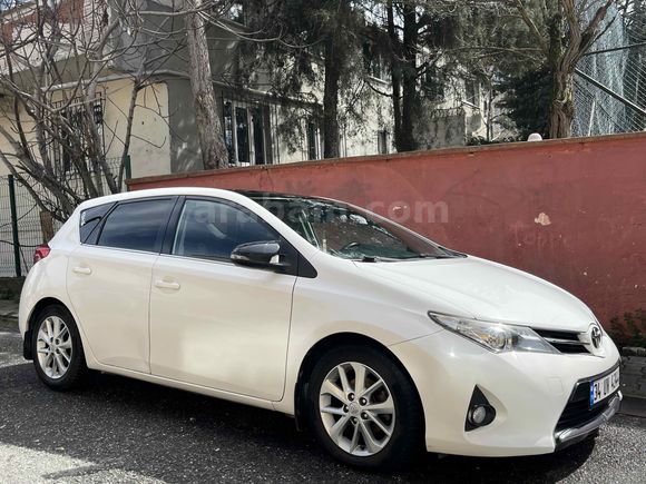 Sahibinden Toyota Auris 1.4 D-4D Active Skypack 2013 Model  203.000 km Beyaz