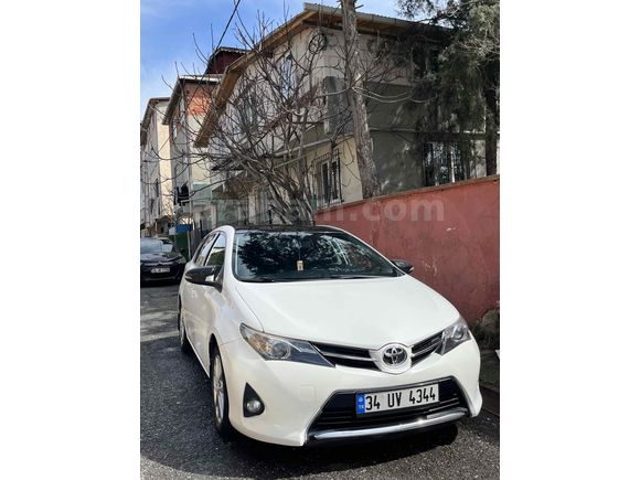 Sahibinden Toyota Auris 1.4 D-4D Active Skypack 2013 Model  203.000 km Beyaz