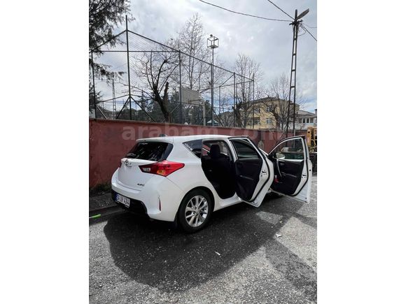 Sahibinden Toyota Auris 1.4 D-4D Active Skypack 2013 Model  203.000 km Beyaz