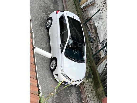 Sahibinden Toyota Auris 1.4 D-4D Active Skypack 2013 Model  203.000 km Beyaz