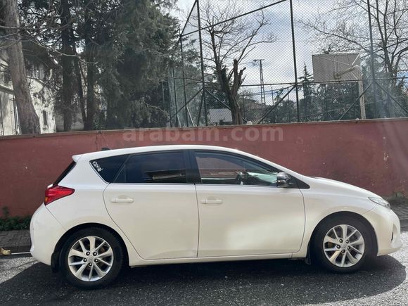 Sahibinden Toyota Auris 1.4 D-4D Active Skypack 2013 Model  203.000 km Beyaz