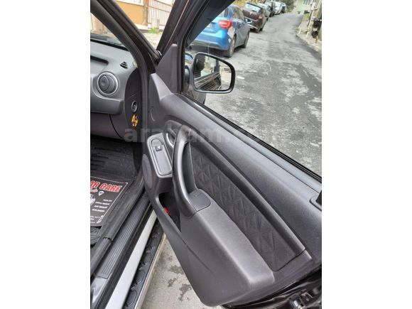 Sahibinden Dacia Duster 1.5 dCi Laureate 2015 Model İstanbul 156.000 km Siyah