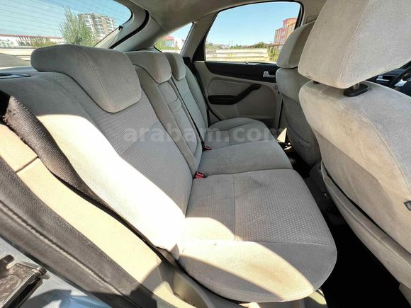 Sahibinden Ford Focus 1.6 Ghia 2005 Model KIZ GİBİ