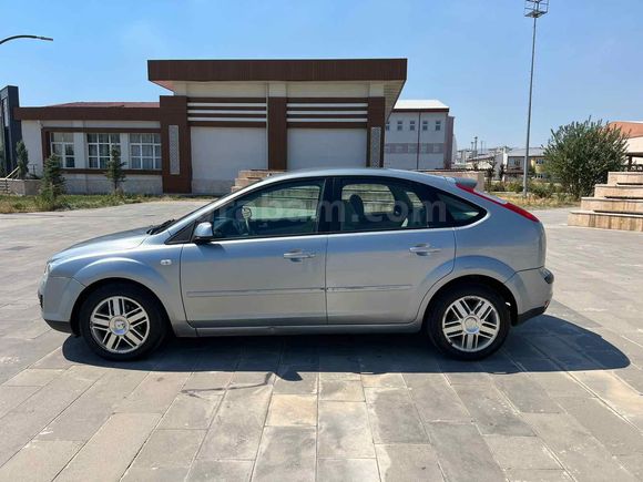 Sahibinden Ford Focus 1.6 Ghia 2005 Model KIZ GİBİ