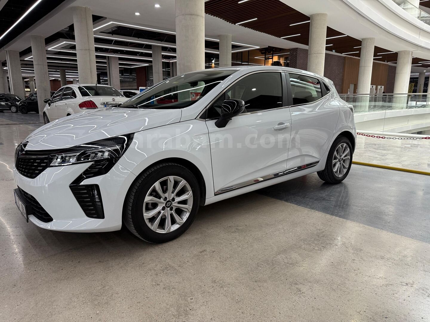 Galeriden Renault Clio 1.0 TCe Evolution 2025 Model Ankara 14.800 km Beyaz 5