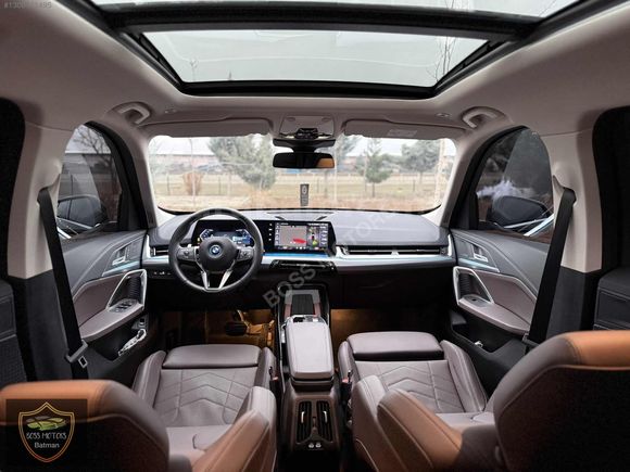 BOSS MOTORS 2024 BMW İX1 X LİNE CAM TAVAN DERİ KOLTUK 18.000 KM