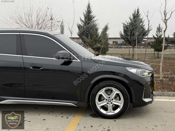 BOSS MOTORS 2024 BMW İX1 X LİNE CAM TAVAN DERİ KOLTUK 18.000 KM