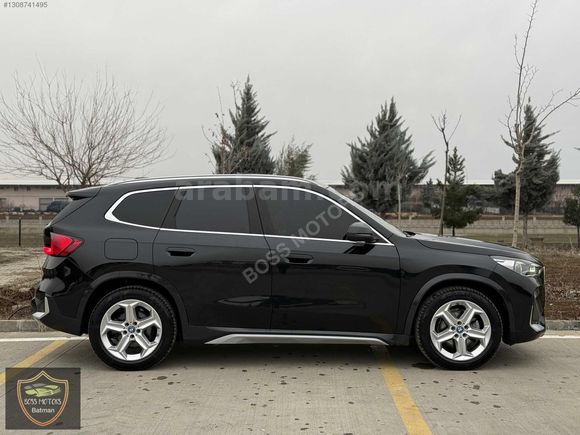 BOSS MOTORS 2024 BMW İX1 X LİNE CAM TAVAN DERİ KOLTUK 18.000 KM