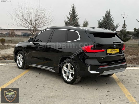 BOSS MOTORS 2024 BMW İX1 X LİNE CAM TAVAN DERİ KOLTUK 18.000 KM