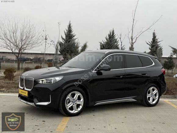 BOSS MOTORS 2024 BMW İX1 X LİNE CAM TAVAN DERİ KOLTUK 18.000 KM