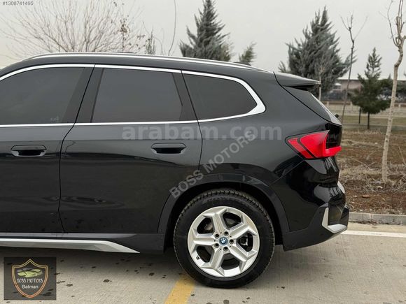 BOSS MOTORS 2024 BMW İX1 X LİNE CAM TAVAN DERİ KOLTUK 18.000 KM