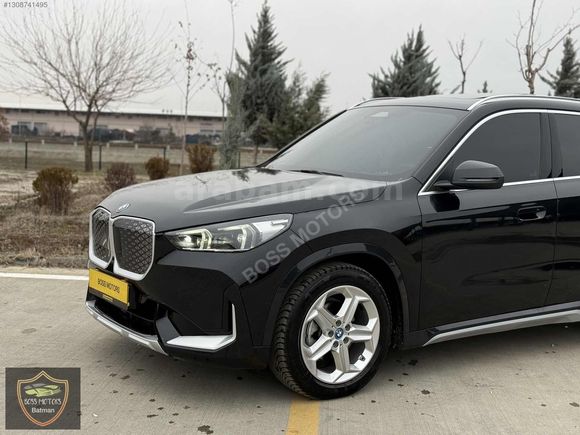BOSS MOTORS 2024 BMW İX1 X LİNE CAM TAVAN DERİ KOLTUK 18.000 KM