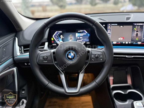 BOSS MOTORS 2024 BMW İX1 X LİNE CAM TAVAN DERİ KOLTUK 18.000 KM