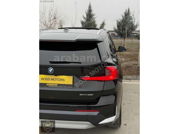 BOSS MOTORS 2024 BMW İX1 X LİNE CAM TAVAN DERİ KOLTUK 18.000 KM