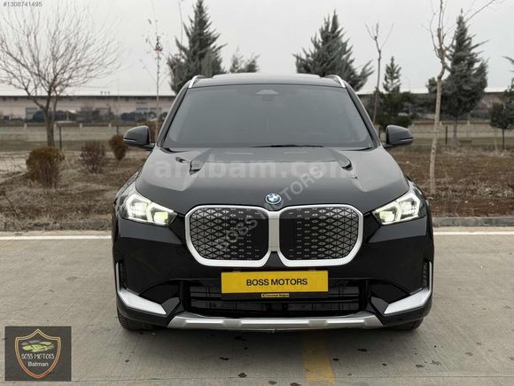 BOSS MOTORS 2024 BMW İX1 X LİNE CAM TAVAN DERİ KOLTUK 18.000 KM