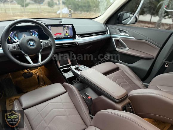 BOSS MOTORS 2024 BMW İX1 X LİNE CAM TAVAN DERİ KOLTUK 18.000 KM