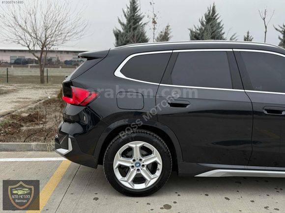 BOSS MOTORS 2024 BMW İX1 X LİNE CAM TAVAN DERİ KOLTUK 18.000 KM