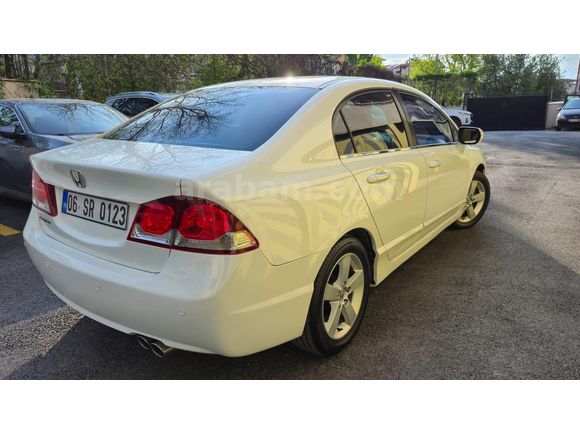 2011 TEMİZ BEYAZ CIVIC