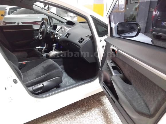 2011 TEMİZ BEYAZ CIVIC