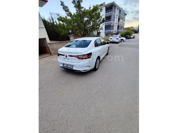 Sahibinden Renault Megane 4 ..6 ileri 1.3 TCe Joy   hatasız acil satılık 2022 Model