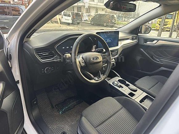 UGR AUTO'DAN 2025 MODEL FORD FOCUS CAM TAVAN DİZEL OTOMATİK