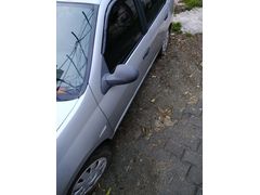 2011 RenaultSymbol Ağır hasarlı Depremden dolayı tavan yarı boyali Ve bagaj kapağı sök tak on taraflarda hiç birşey yok Araba 2027 muyane var 4-5 bin