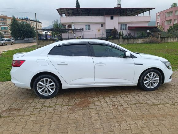 Öğretmenden Renault Megane 1.5 dCi Touch 2016 Model  120.500 km Beyaz