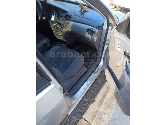 Sahibinden Ford Focus 2.0 Ghia 2001 Model  267.500 km Gri (Gümüş)
