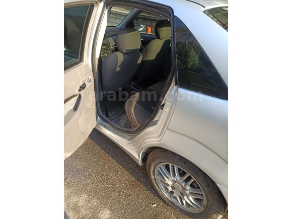 Sahibinden Ford Focus 2.0 Ghia 2001 Model  267.500 km Gri (Gümüş)