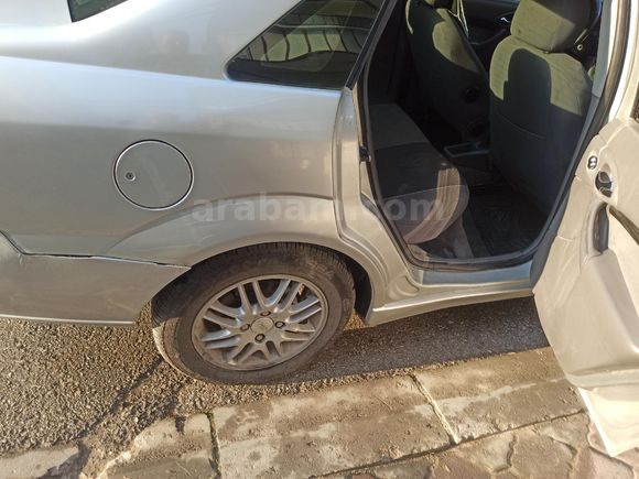 Sahibinden Ford Focus 2.0 Ghia 2001 Model  267.500 km Gri (Gümüş)