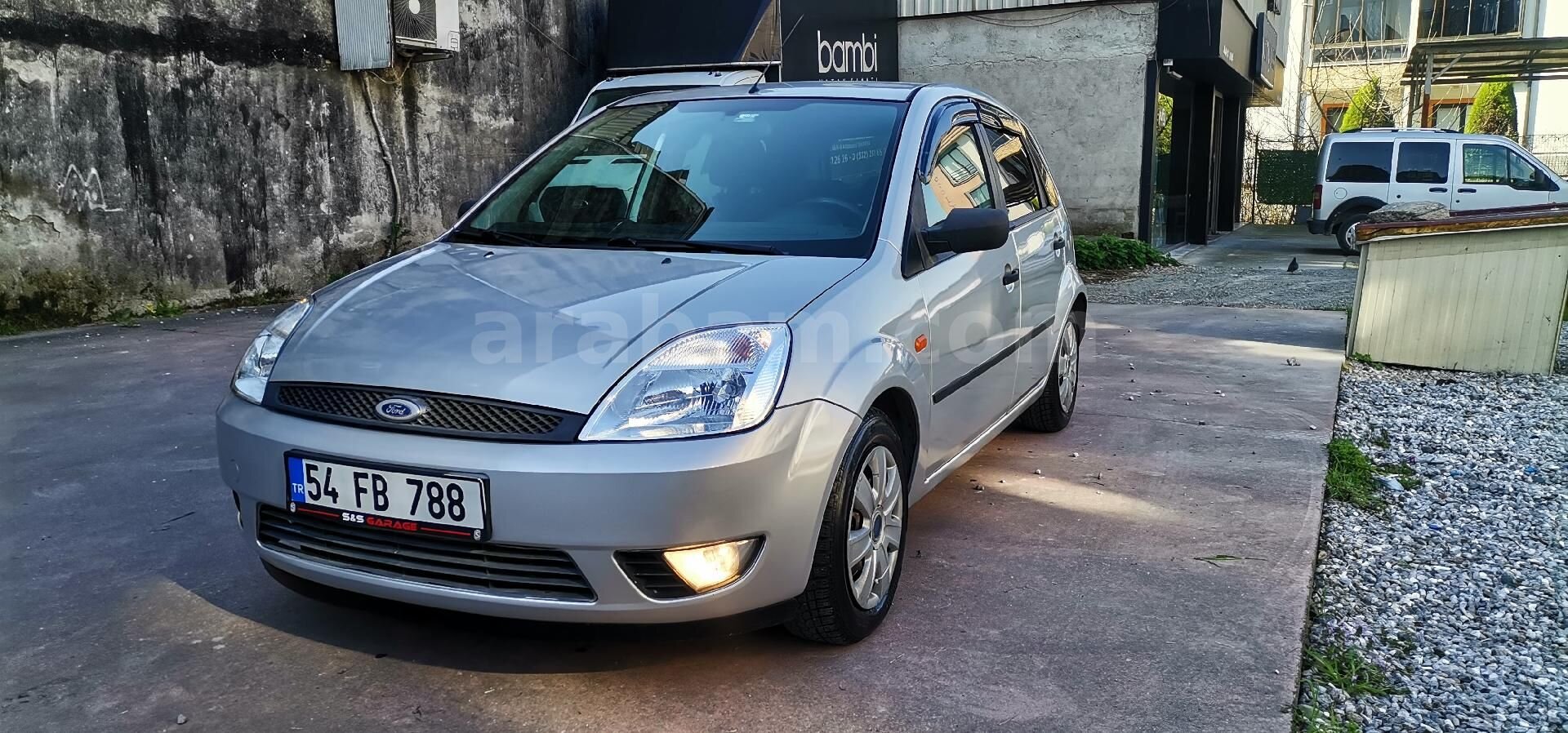 Galeriden Ford Fiesta 1.4 Comfort 2004 Model Sakarya 255.000 km Gri 1