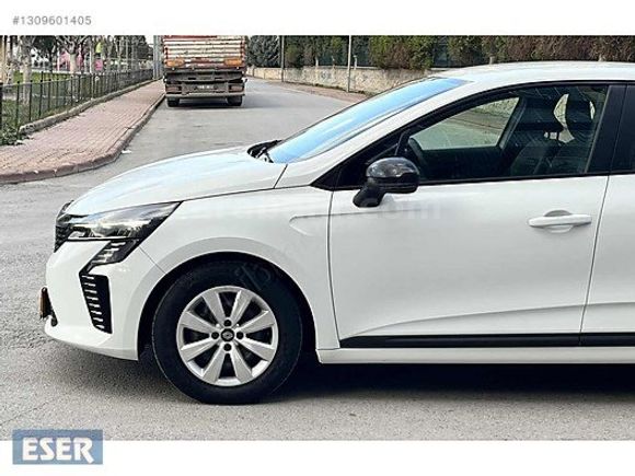 ESER OTOMOTİV DEN 2023 CLIO Equilibre 83 KM BOYASIZ TESLA EKRAN
