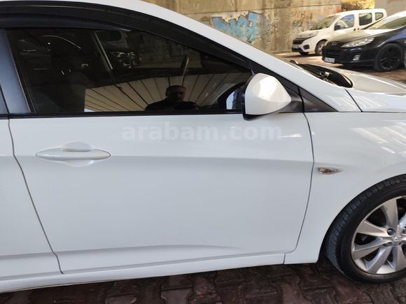Sahibinden Hyundai Accent Blue 1.6 CRDI Mode Plus 2015 Model  143.000 km Beyaz