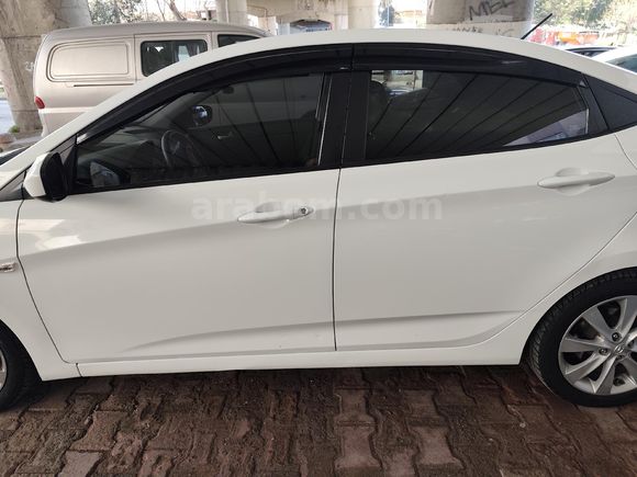 Sahibinden Hyundai Accent Blue 1.6 CRDI Mode Plus 2015 Model  143.000 km Beyaz